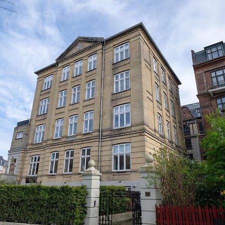 Unique 3 Bedroom Apartment In Vibrant Frederiksberg コペンハーゲン エクステリア 写真