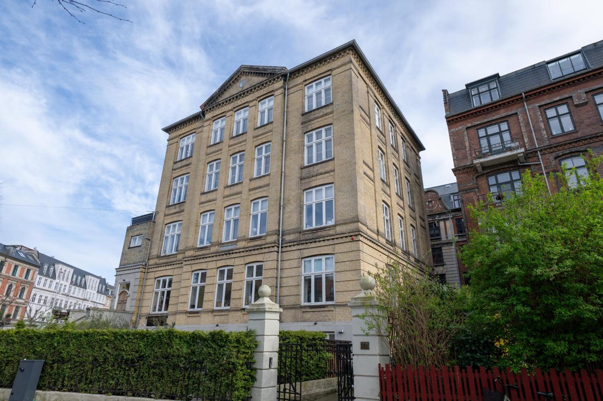Unique 3 Bedroom Apartment In Vibrant Frederiksberg コペンハーゲン エクステリア 写真